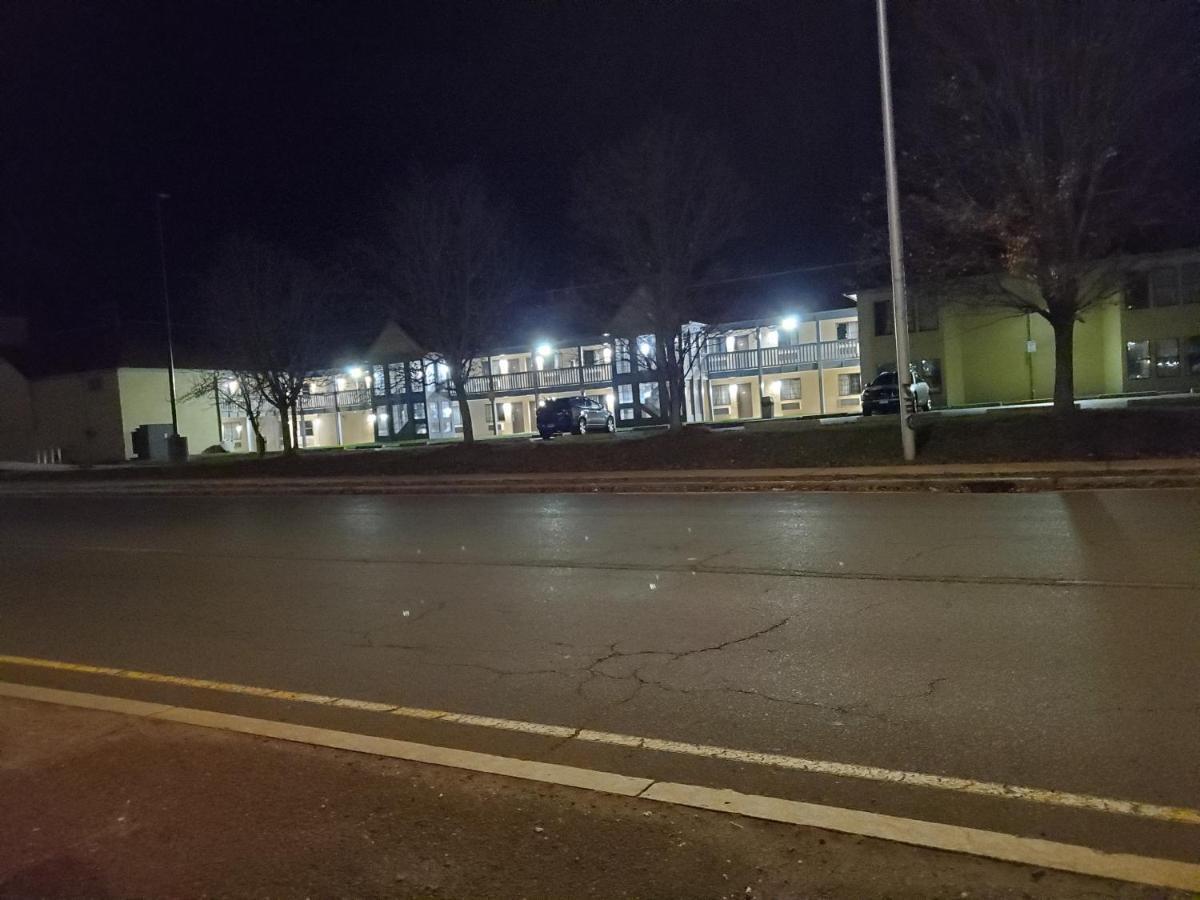 Travel Inn Motel Hartford Exterior photo