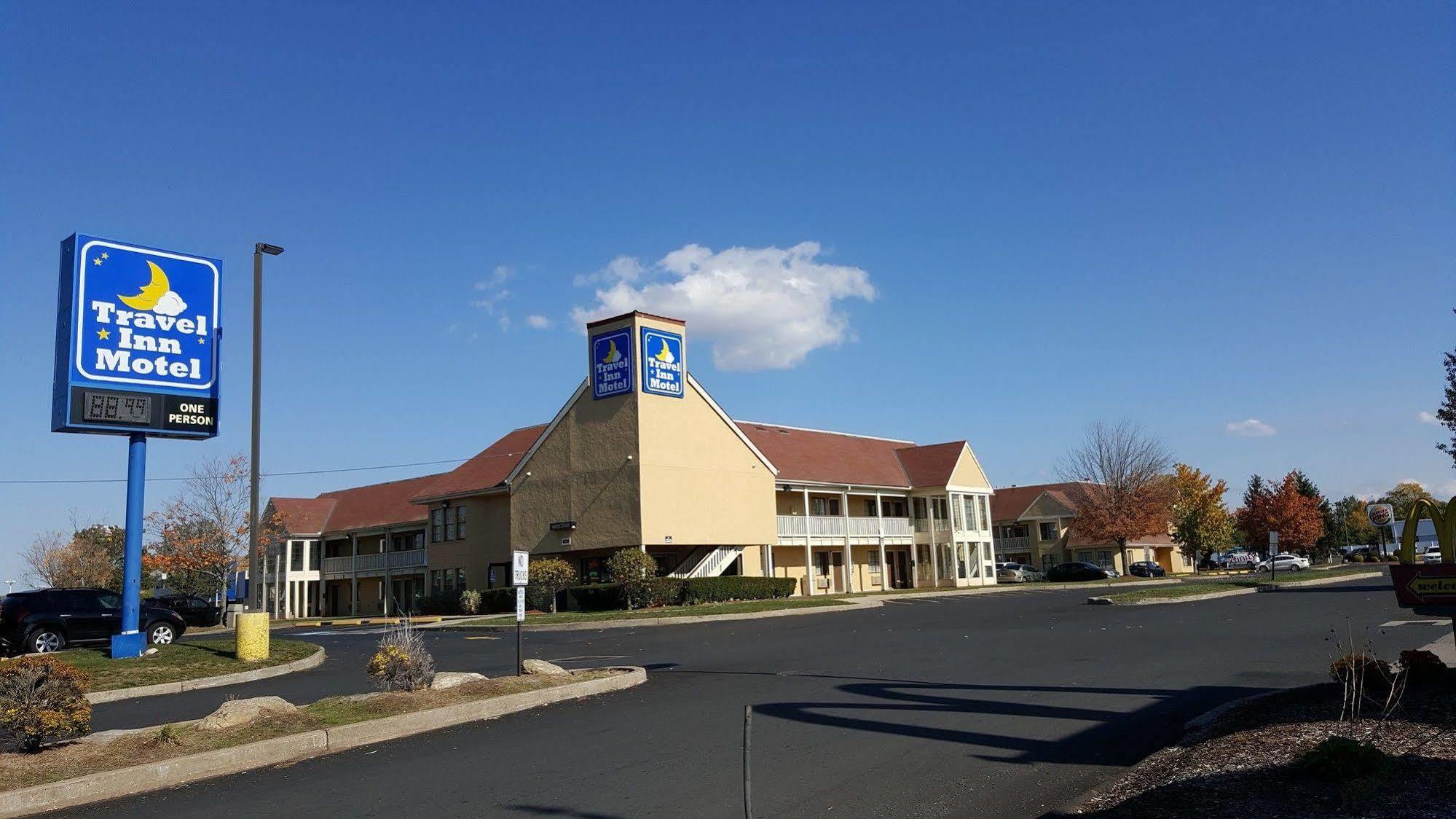 Travel Inn Motel Hartford Exterior photo